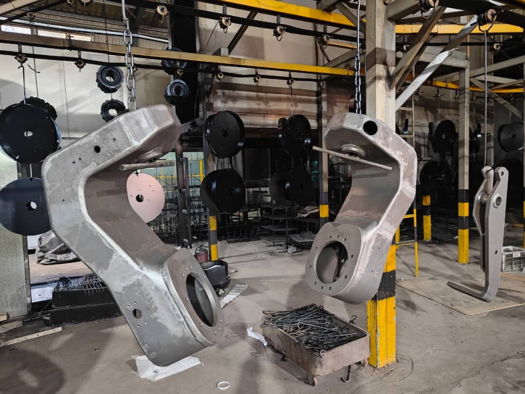 Pièces suspendues sur la chaîne de peinture